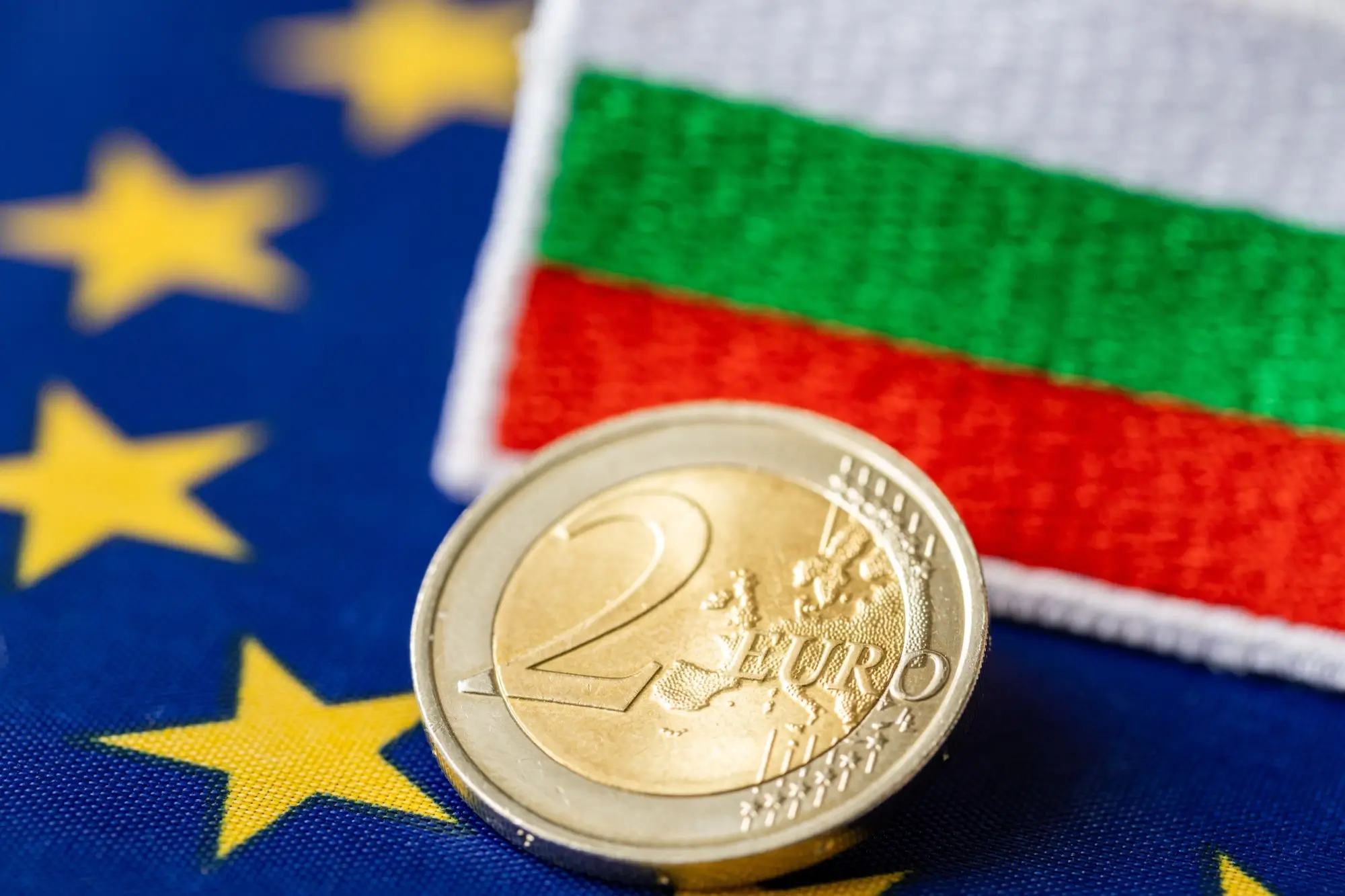 Obrázku dominuje euro ležící před bulharskou vlajkou.