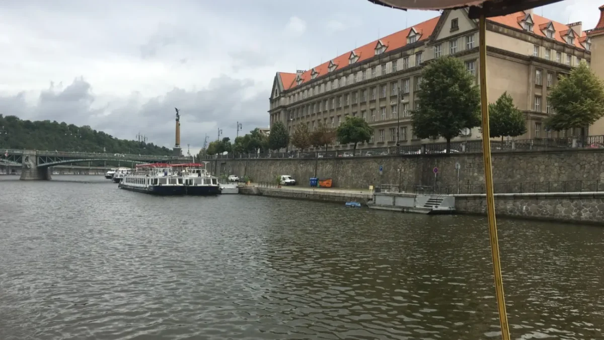 řeka a zataženo nad Prahou