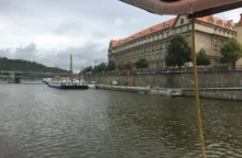 řeka a zataženo nad Prahou