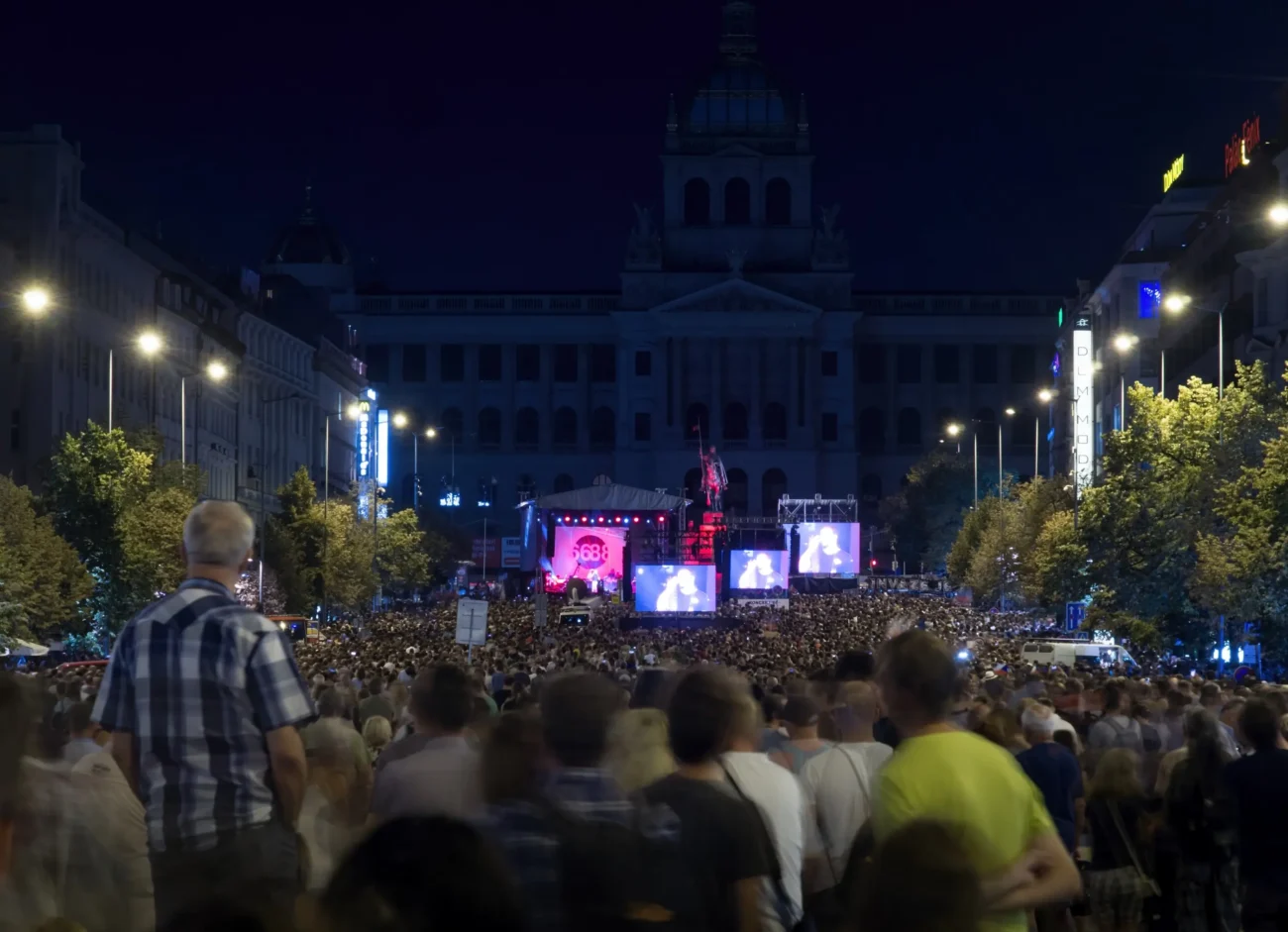 Rok 1968 si lidé pravidelně připomínají i v současnosti. Zdroj: Shutterstock | TVGURU.cz Dav lidí na náměstí.