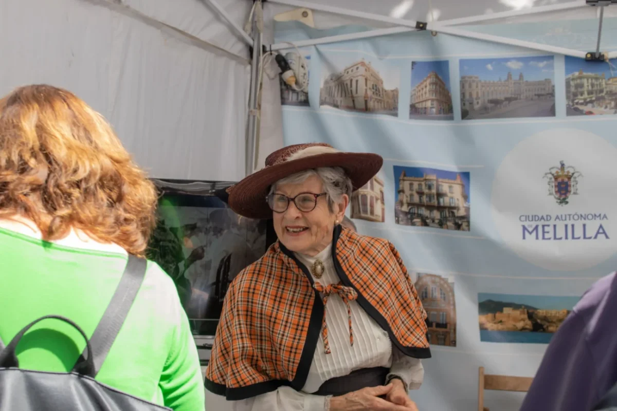 Starší paní vybírající brož.