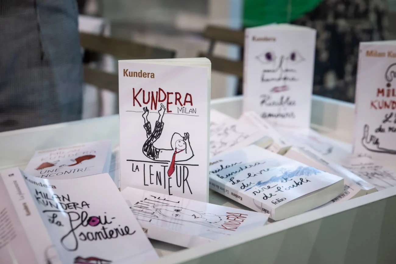 Režimem byl negativně ovlivněn i spisovatel Milan Kundera. Zdroj: Shutterstock | TVGURU.cz Knihy spisovatele Kundery.