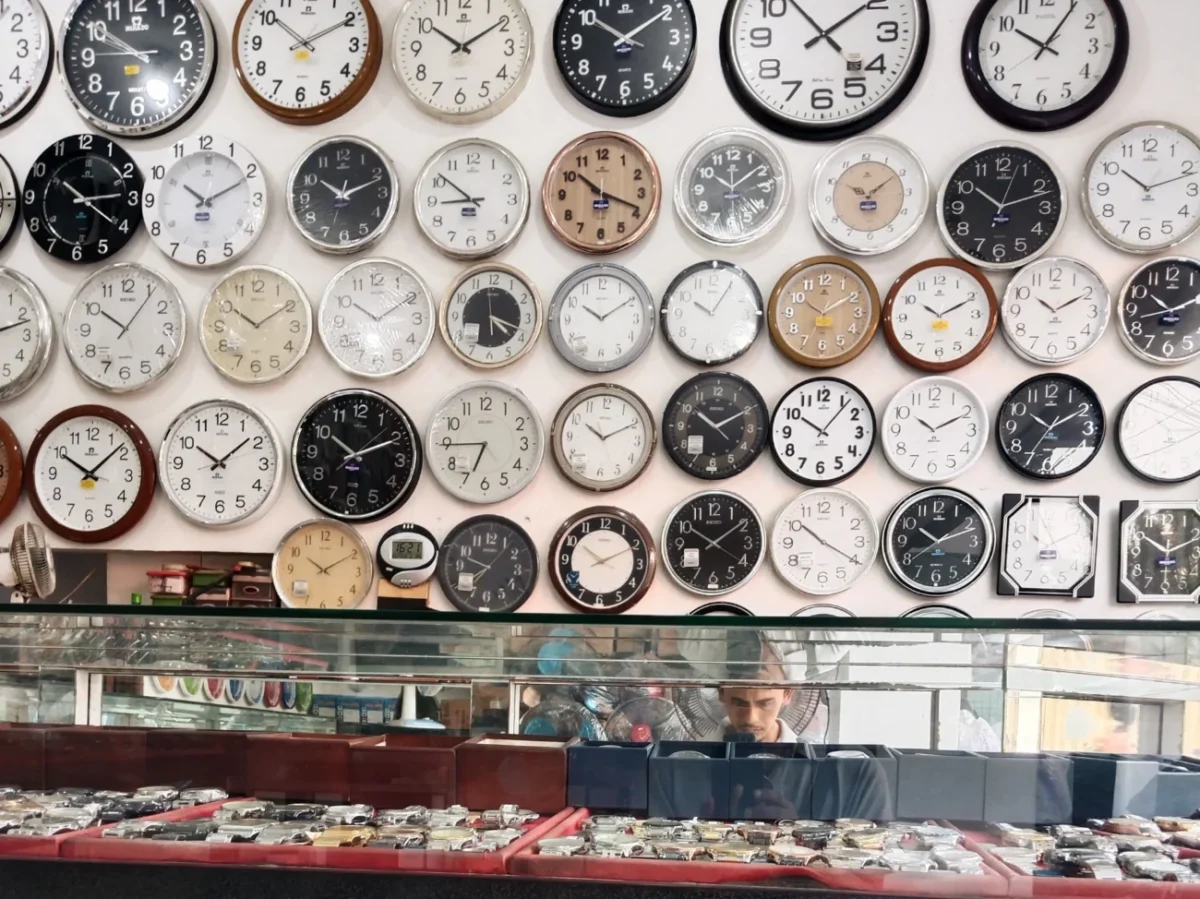 Obchod s hodinkami a hodinami.