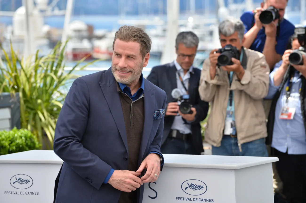 shutterstock_1091417810-2 | TVGURU.cz John Travolta stojící před novináři.
