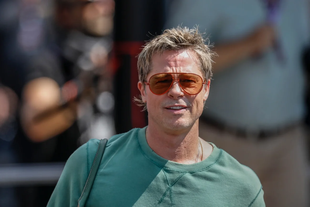 shutterstock_2557389395-2 | TVGURU.cz Brad Pitt procházející se městem.