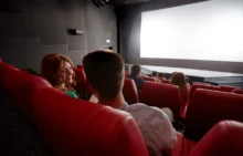 Diváci sedí v kině.