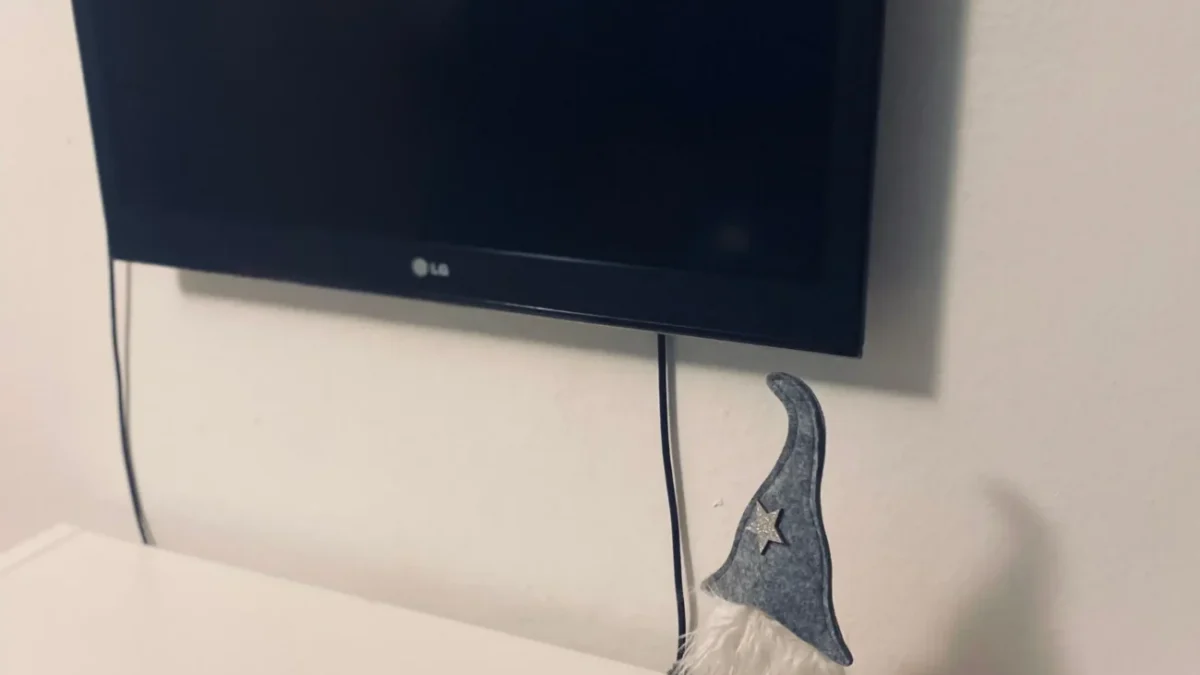 televize na stěně