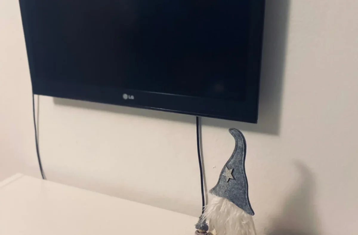 televize na stěně