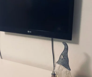 televize na stěně