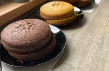 chlebové placky a dortové placky na stole v kuchyni