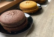 chlebové placky a dortové placky na stole v kuchyni