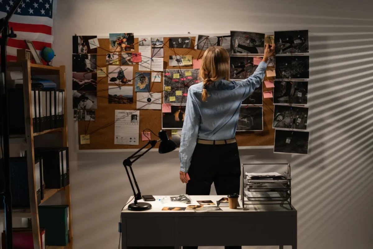 Žena stojí před nástěnkou.