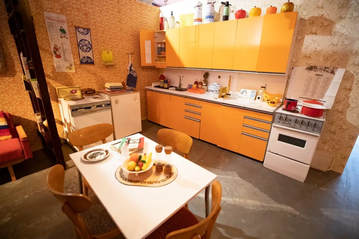 V retro domácnosti byla typická oranžová kuchyňská linka. Zdroj: Profimedia | TVGURU.cz Retro kuchyň.