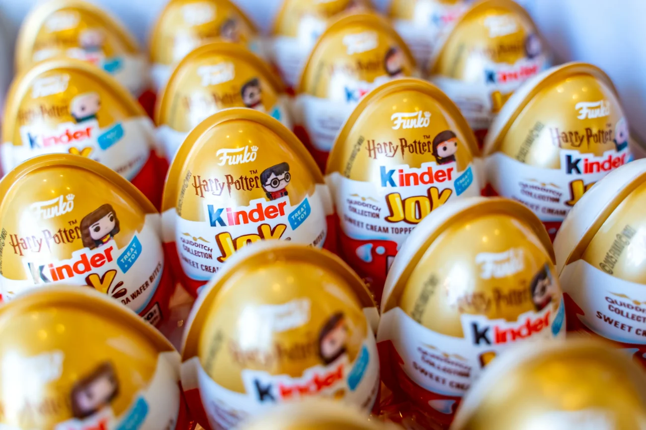 shutterstock_2643005791-2 | TVGURU.cz Kinder vajíčka vyskládaná vedle sebe.