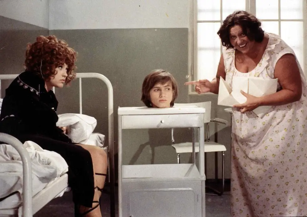 Helena Růžičková a Petra Černocká ve filmu Dívka na koštěti. 