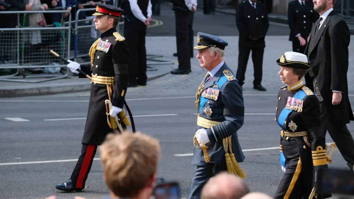 Prince William, Král Charles a Princezna Anna.