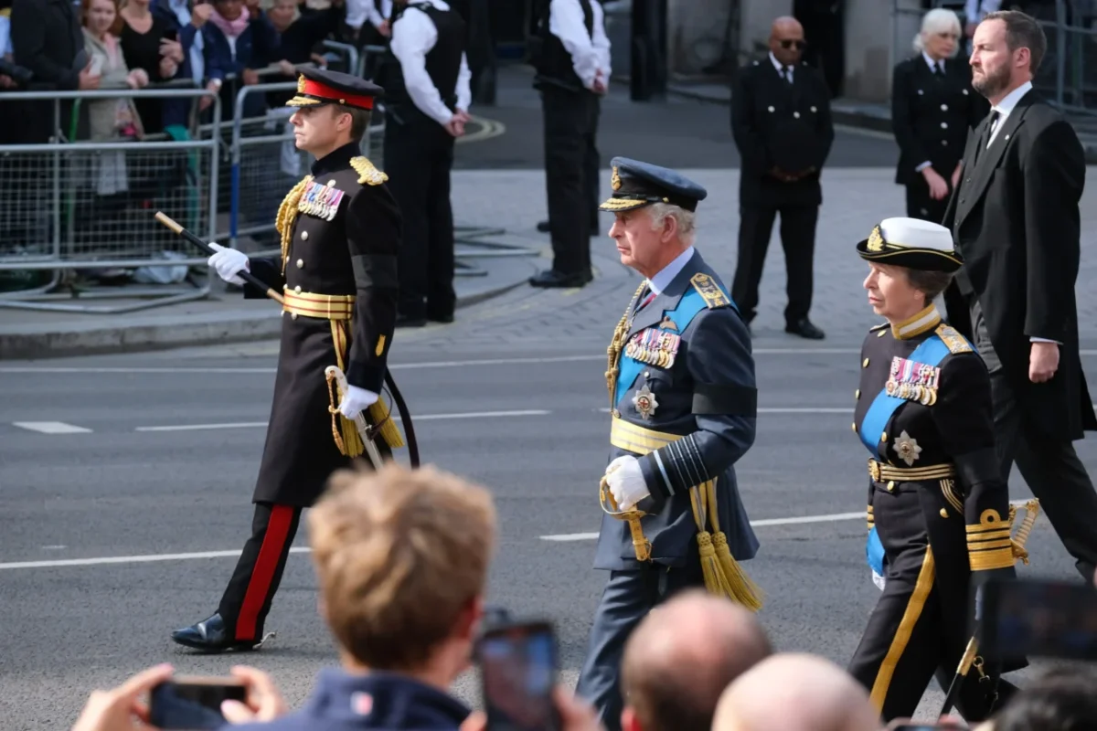 Prince William, Král Charles a Princezna Anna.