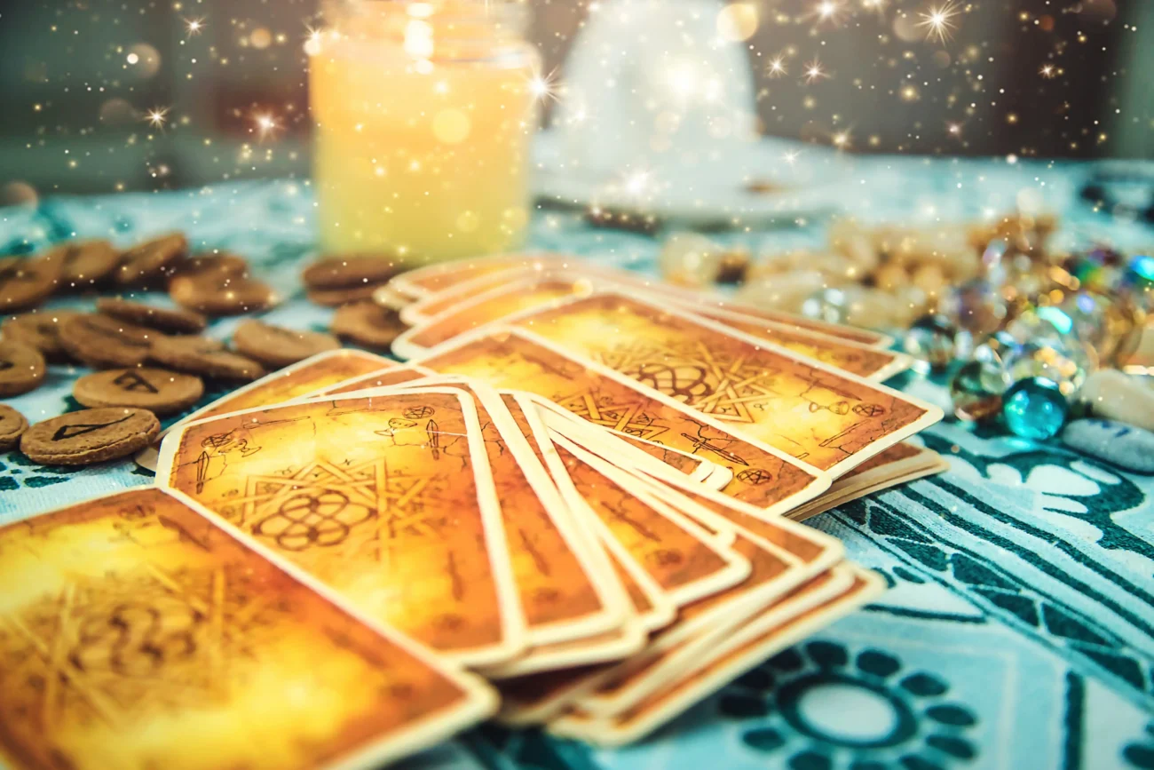 shutterstock_2361937545 1 | TVGURU.cz Astrologické karty a svíčka.
