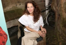 Barbora Seidlová sedí a usmívá se.