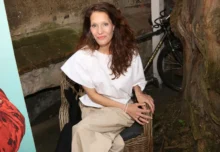 Barbora Seidlová sedí a usmívá se.