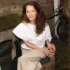 Barbora Seidlová sedí a usmívá se.