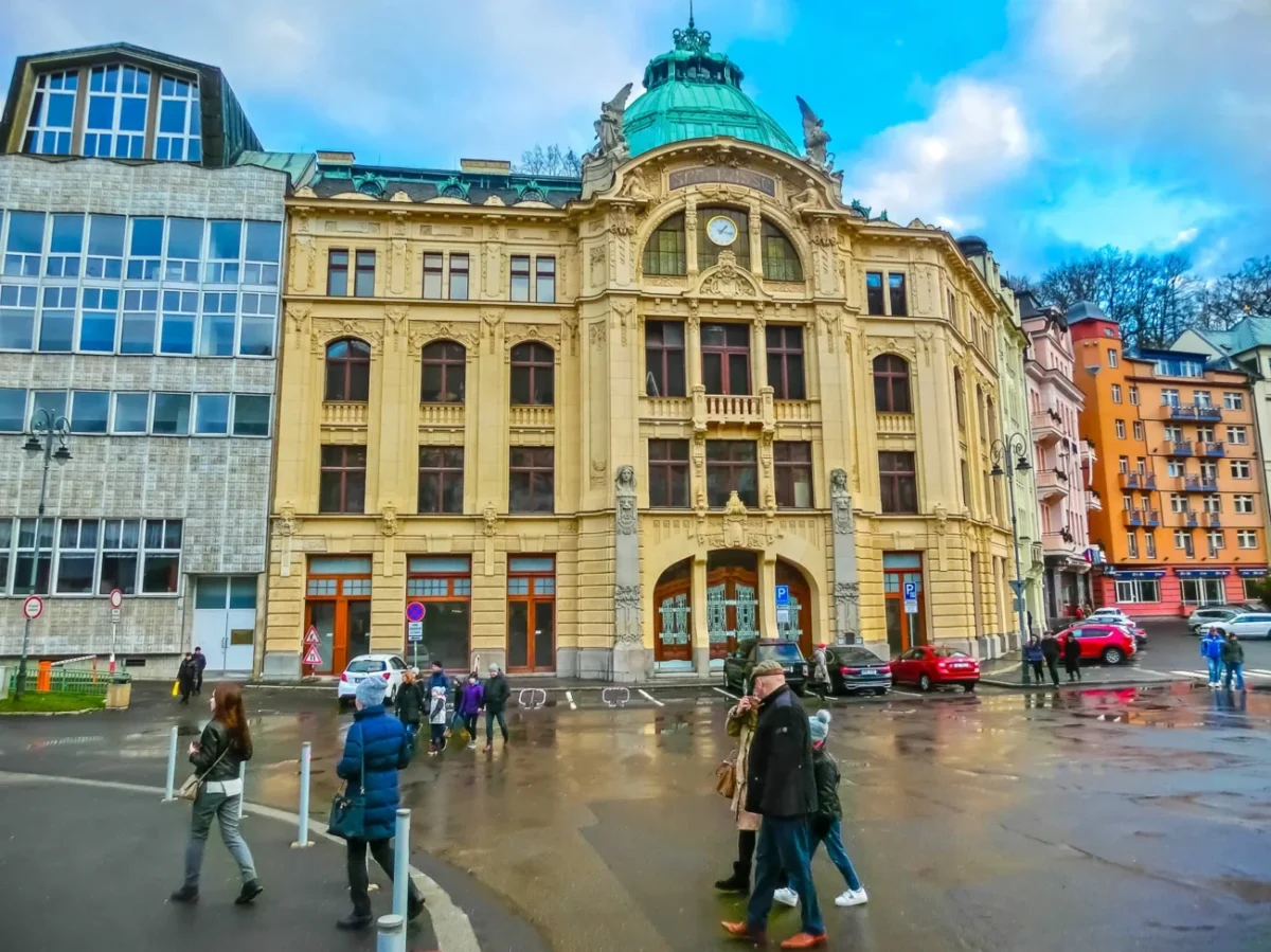 Lidé se prochází v Karlových Varech.