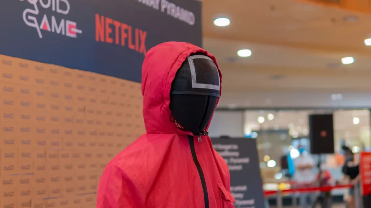 Maska z Hry na oliheň stojící v nákupním centru.