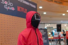 Maska z Hry na oliheň stojící v nákupním centru.