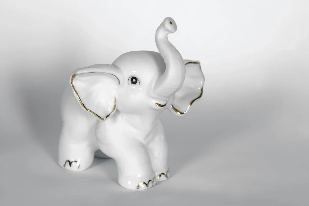 porcelánový sloník se zlatými okraji