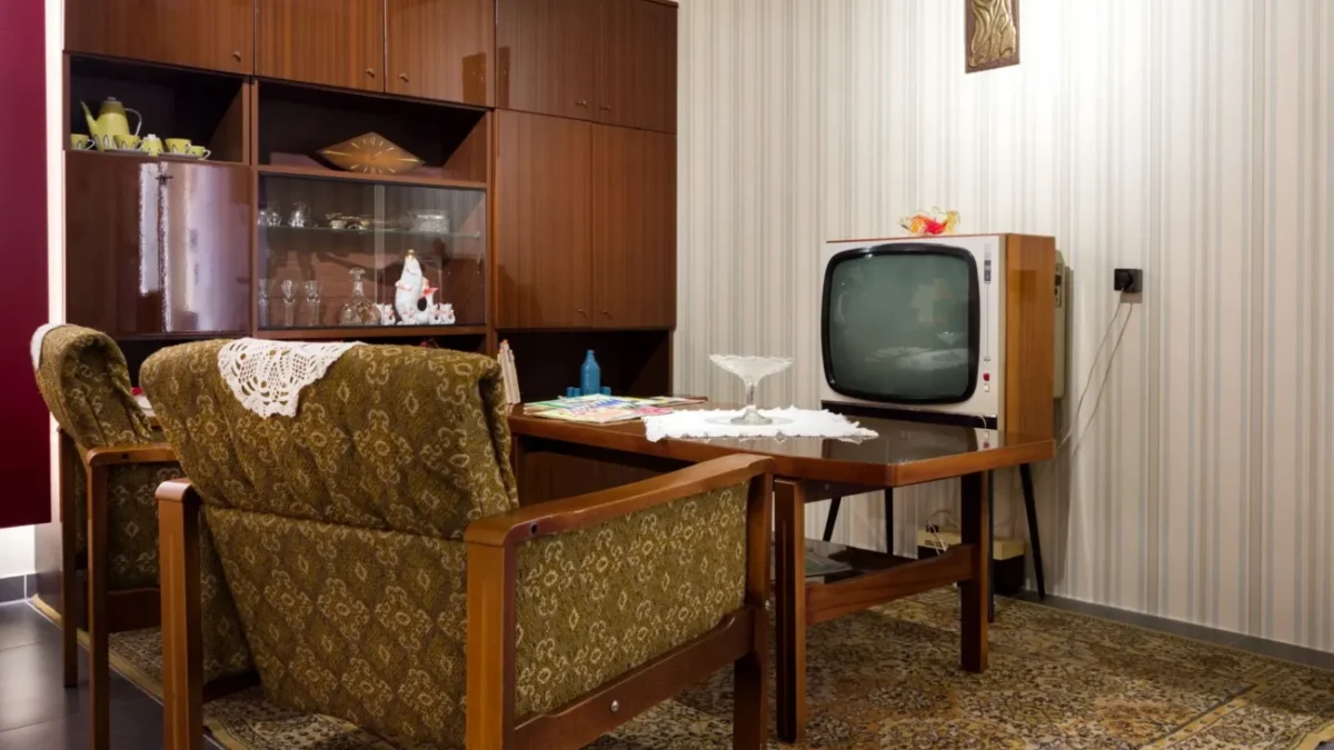 retro obývák s komodou, křesly a televizí