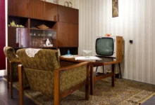 retro obývák s komodou, křesly a televizí