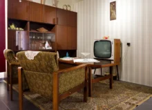 retro obývák s komodou, křesly a televizí
