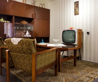 retro obývák s komodou, křesly a televizí