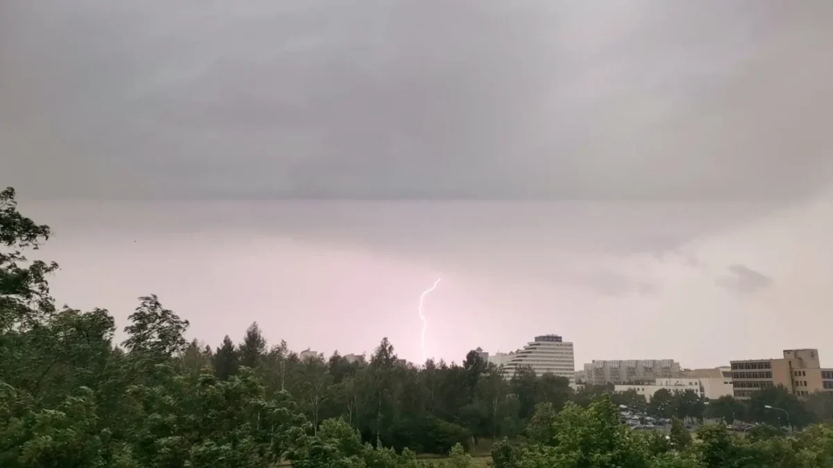 bouřka nad českým městem