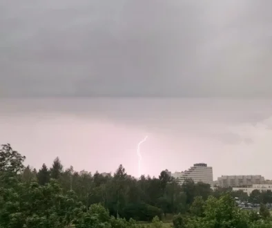 bouřka nad českým městem