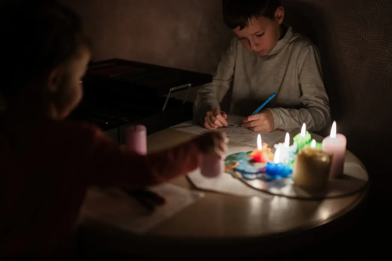 Večer bez elektiřny nemusí být nudný Shutterstock | TVGURU.cz posezení při svíčkách