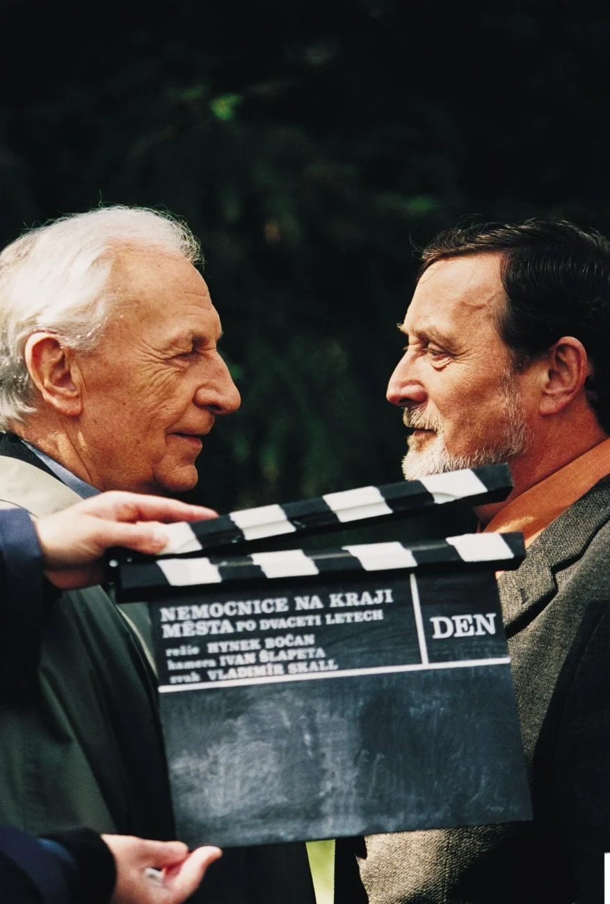 Herec_Ladislav_Chudík_a_herec_Ladislav_Frej_při_natáčení_pokračování_seriálu_Nemocnice_na_kraji_města_po_dvaceti_letech | TVGURU.cz Ladislav Chudík a Ladislav Frej při natáčení pokračování seriálu Nemocnice na kraji města po dvaceti letech