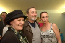 Věra Galatíková, Ladislav Frej. Kristýna Frejová - usmívají se družně na společenské akci v ležérním oblečení