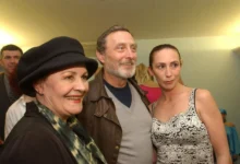 Věra Galatíková, Ladislav Frej. Kristýna Frejová - usmívají se družně na společenské akci v ležérním oblečení