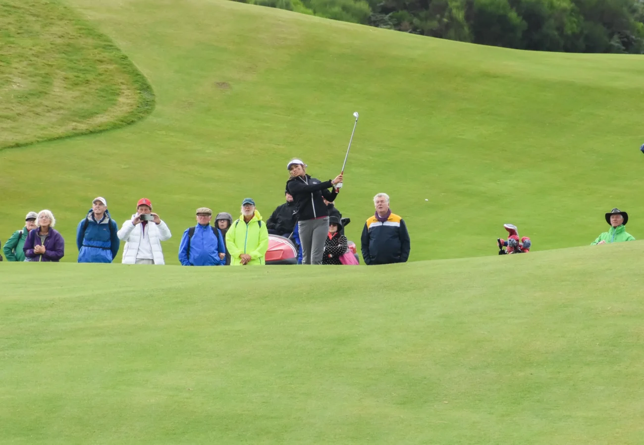 shutterstock_1501862906-2 | TVGURU.cz Lidé se dívají na golfistu, jak odpaluje míček.