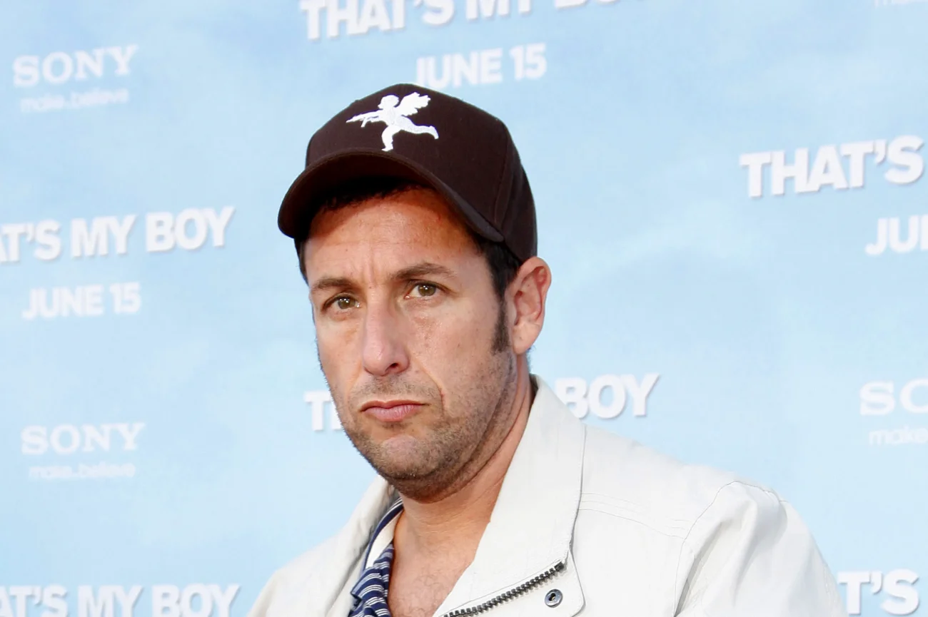 shutterstock_306860081 | TVGURU.cz Vážně se tvářící Adam Sandler.