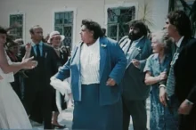 Slunce, seno a pár facek - scéna z filmu (Helena Růžičková uprostřed skupiny lidí, Marie Pilátová nenápadně vedle ní)