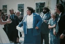 Slunce, seno a pár facek - scéna z filmu (Helena Růžičková uprostřed skupiny lidí, Marie Pilátová nenápadně vedle ní)