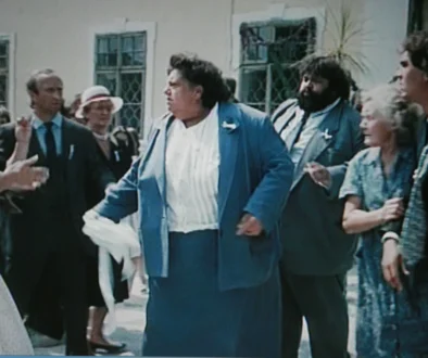 Slunce, seno a pár facek - scéna z filmu (Helena Růžičková uprostřed skupiny lidí, Marie Pilátová nenápadně vedle ní)