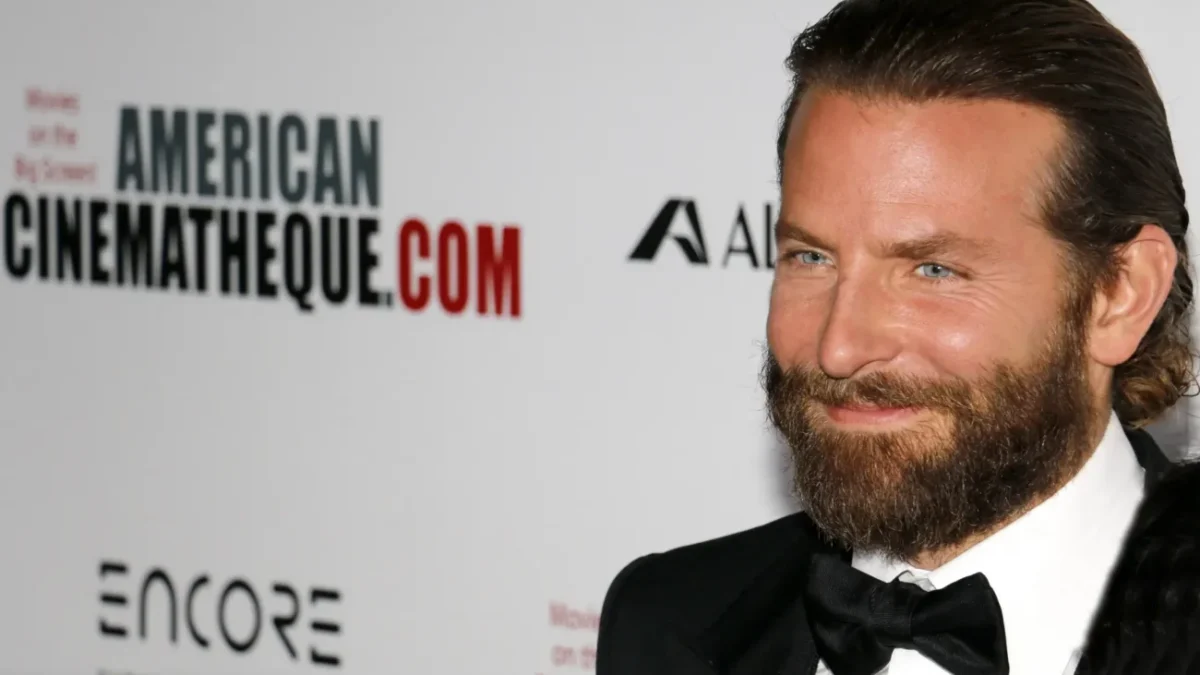 Usmívající se Bradley Cooper.