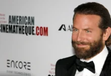 Usmívající se Bradley Cooper.