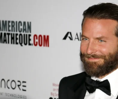 Usmívající se Bradley Cooper.