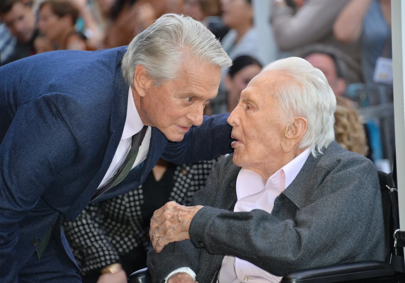 Michael Douglas pocházel ze slavné herecké rodiny. Zdroj: Shutterstock | TVGURU.cz Michael Douglas s otcem.