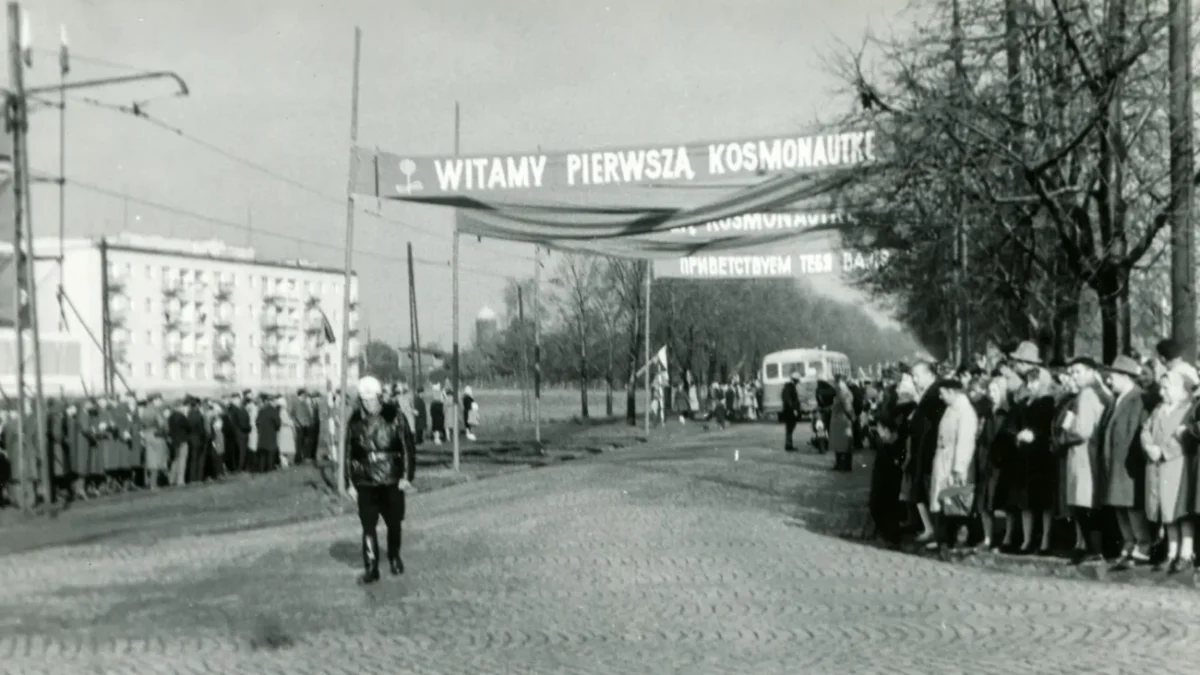 Černobílá fotka, na níž je první žena, která byla ve vesmíru.