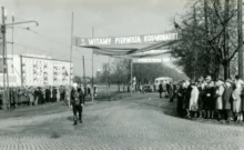 Černobílá fotka, na níž je první žena, která byla ve vesmíru.